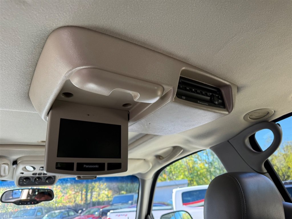 Used 2005 Chevrolet Suburban 2500 LT w/ Preferred Equipment Group AWD/4WD image 9