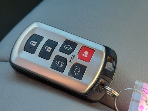 Used 2017 Toyota Sienna XLE image 31