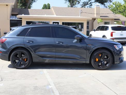 Used 2022 Audi e-tron Premium Plus w/ Premium Plus Package AWD/4WD image 10