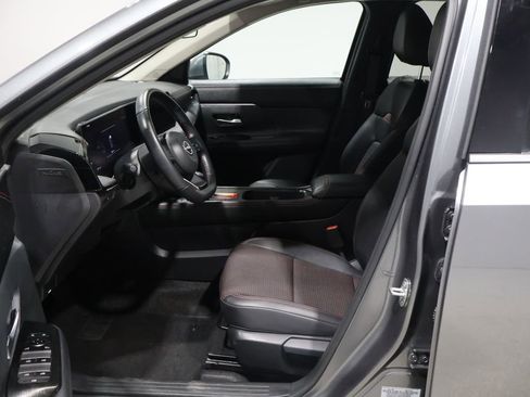 Used 2025 Nissan Kicks SR image 10