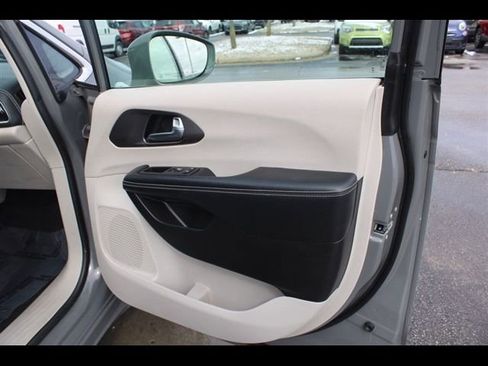 Used 2022 Chrysler Pacifica Touring-L FWD image 20
