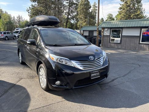 Used 2017 Toyota Sienna Limited Premium AWD/4WD image 6