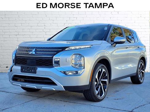 Used 2024 Mitsubishi Outlander SE image 1