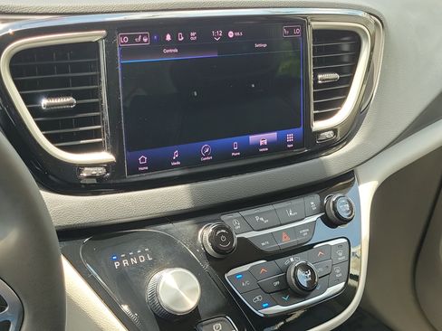 Used 2023 Chrysler Pacifica Touring-L FWD image 27