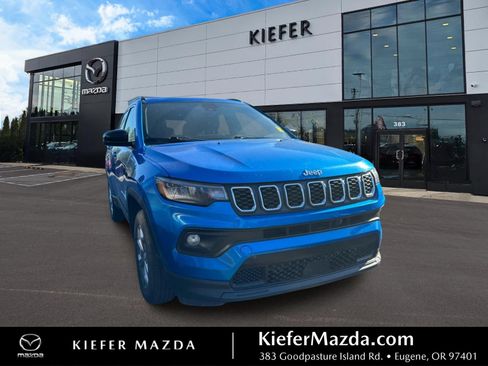 Used 2024 Jeep Compass Latitude AWD/4WD image 1