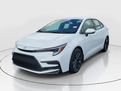 Used 2024 Toyota Corolla SE image 3