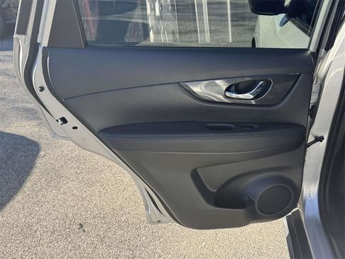 Used 2020 Nissan Rogue SV image 10