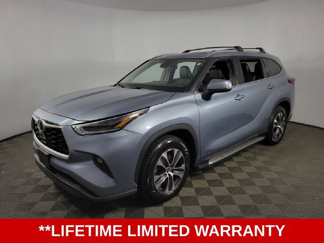 Used 2021 Toyota Highlander XLE FWD image 3