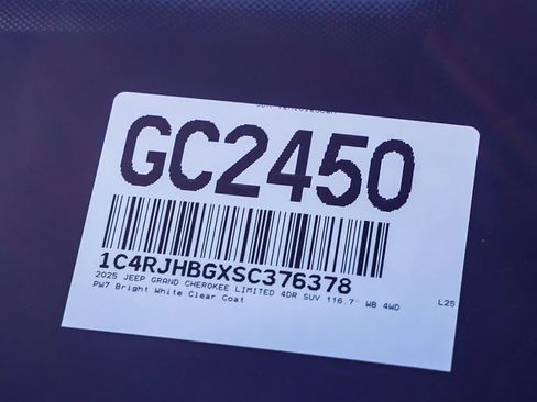 New 2025 Jeep Grand Cherokee Limited w/ Black Appearance Package image 28