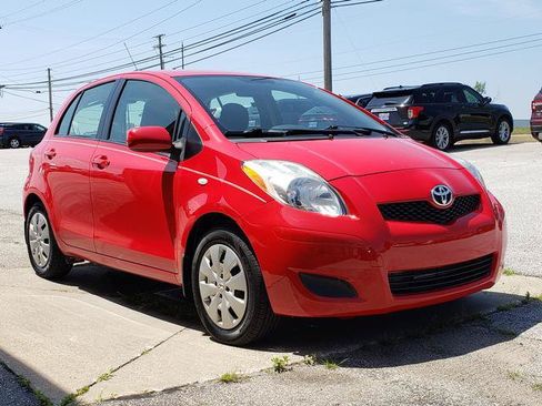 Used 2010 Toyota Yaris 4-Door Hatchback FWD image 8