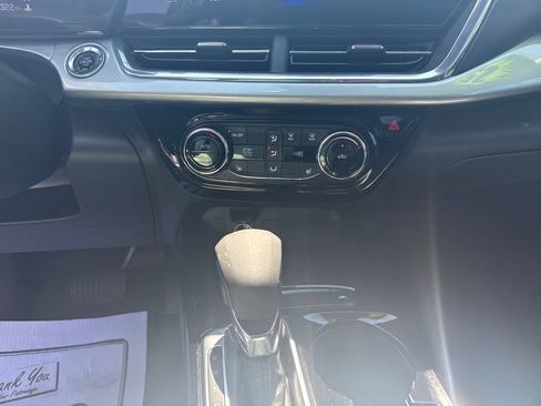 Used 2025 Chevrolet Trax LT w/ LT Convenience Package FWD image 21
