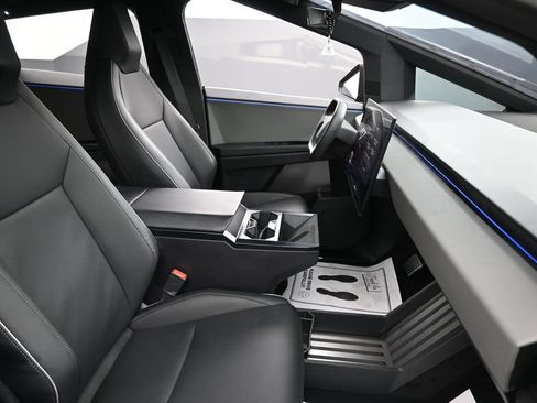 Used 2024 Tesla Cybertruck AWD Crew Cab image 34