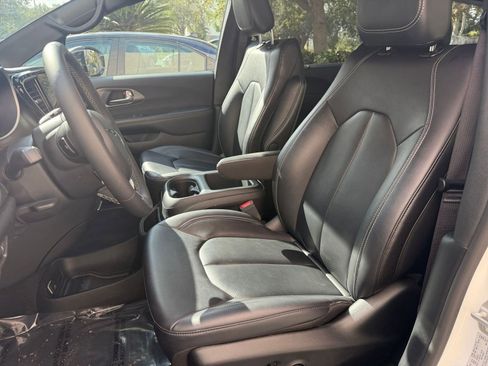Used 2025 Chrysler Pacifica Select image 23