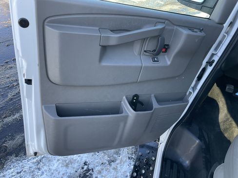 Used 2018 Chevrolet Express 2500 LT w/ LT Preferred Equipment Group image 17