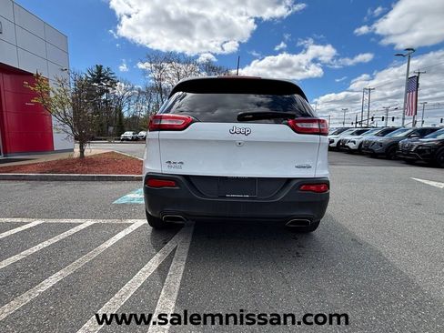 Used 2017 Jeep Cherokee Latitude w/ Cold Weather Group AWD/4WD image 17