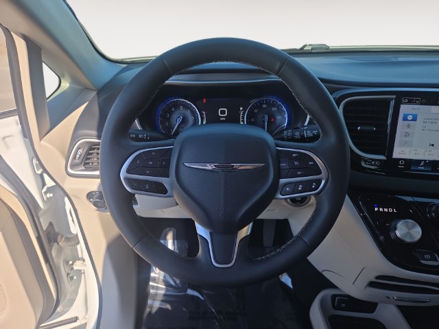 Used 2024 Chrysler Pacifica Touring-L FWD image 12