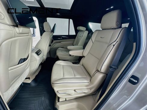 Used 2021 Cadillac Escalade Premium Luxury AWD/4WD image 33