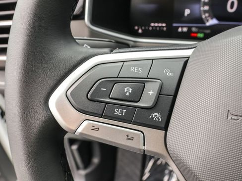 Used 2025 Volkswagen Taos SE image 18