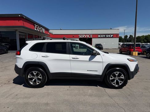 Used 2016 Jeep Cherokee Trailhawk w/ Comfort/Convenience Group AWD/4WD image 2