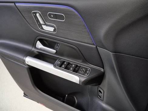 Certified 2026 Mercedes-Benz GLB 250 4MATIC image 32