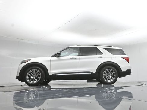 Used 2025 Ford Explorer Platinum RWD image 8