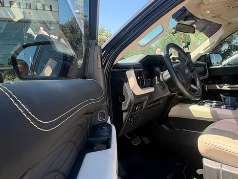 Used 2024 Ford Expedition Platinum image 16