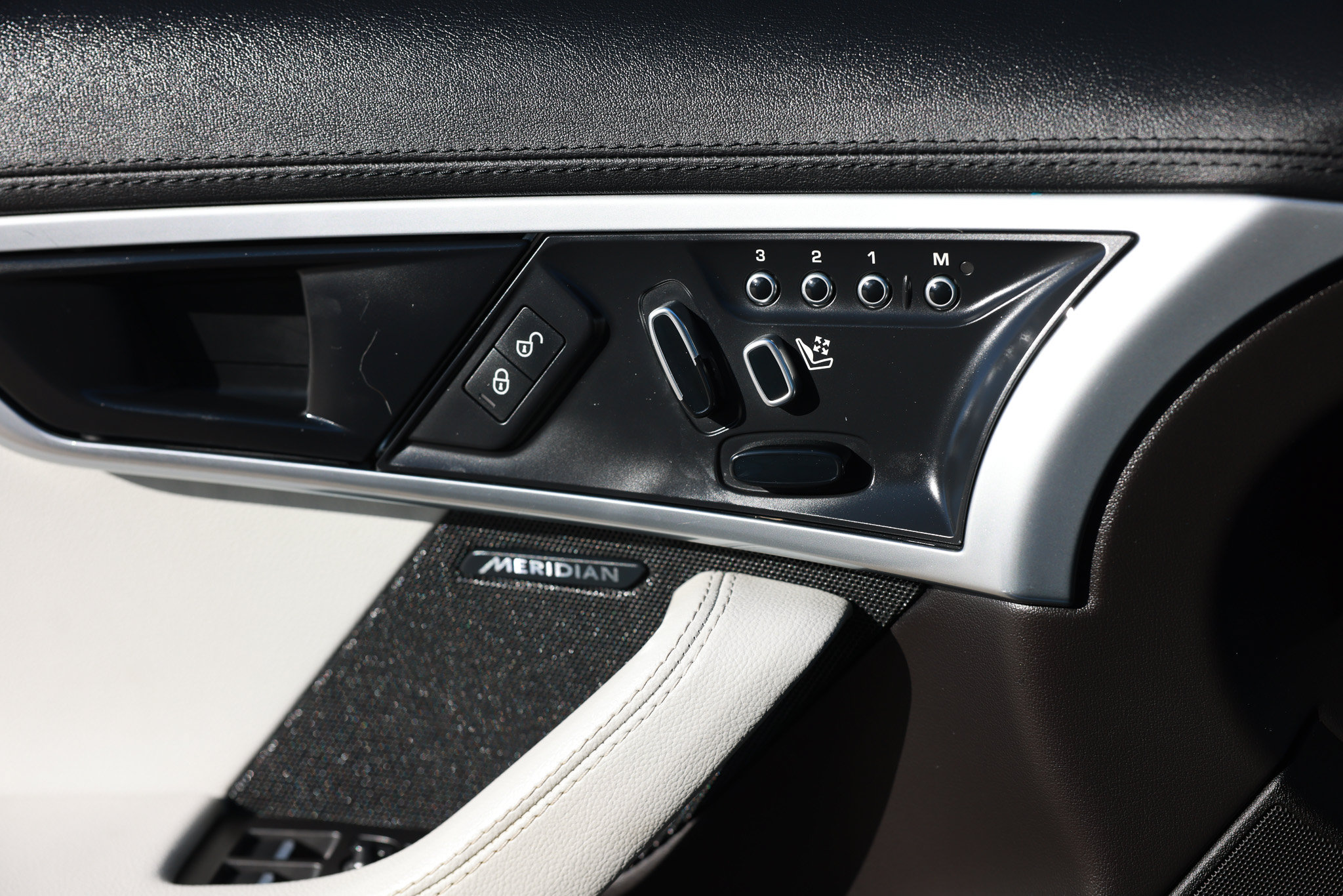 Used 2018 Jaguar F-TYPE Convertible RWD image 44