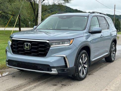 Used 2025 Honda Pilot Touring image 1