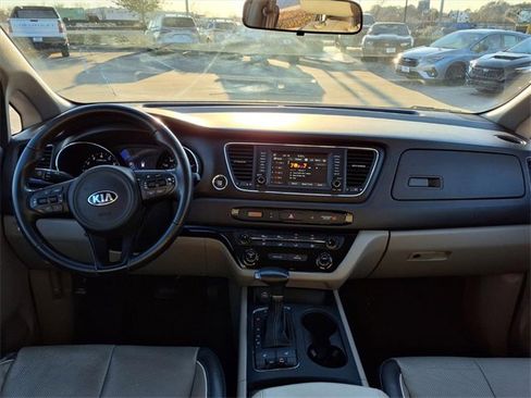 Used 2017 Kia Sedona LX w/ LX Essentials Premium Package image 5