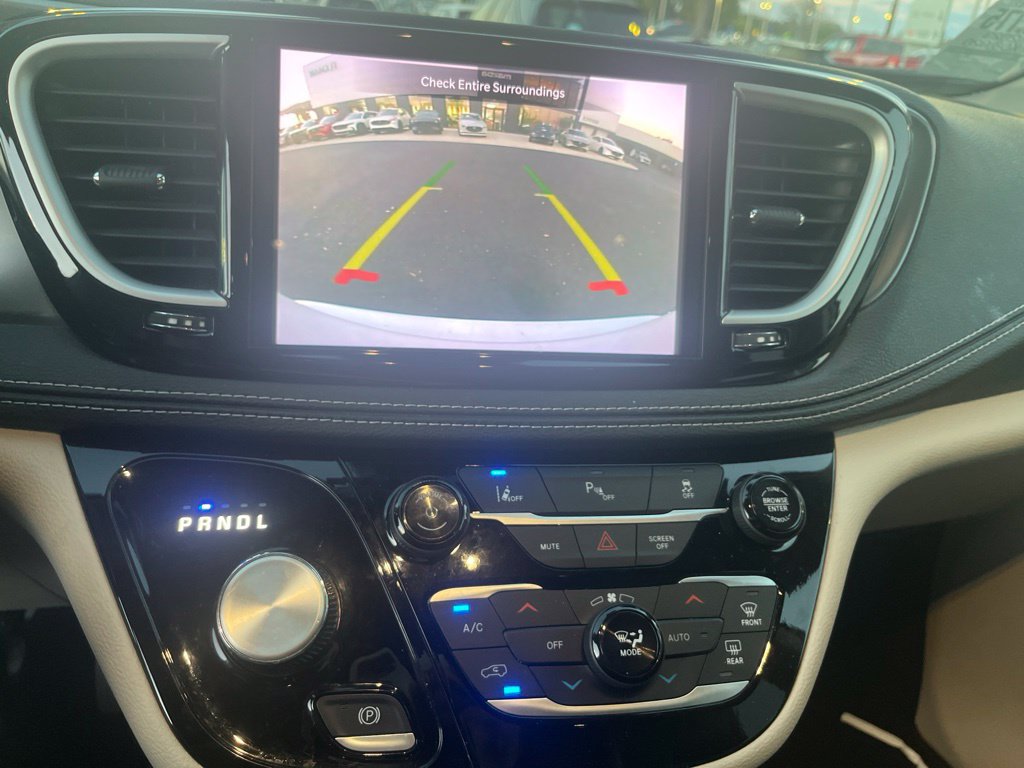 Used 2023 Chrysler Pacifica Touring-L FWD image 21