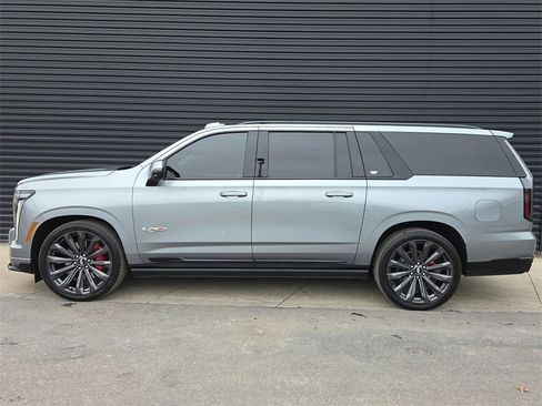 Used 2025 Cadillac Escalade ESV V image 2