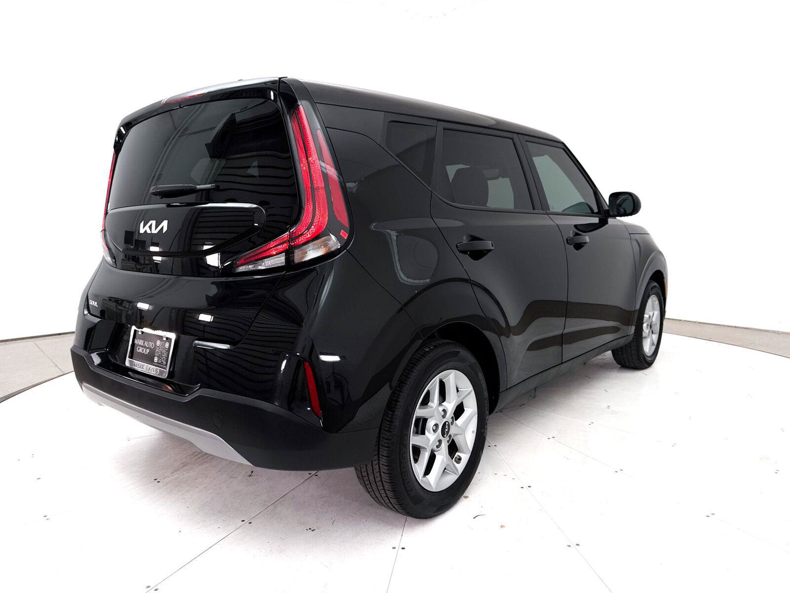 Used 2025 Kia Soul LX w/ LX Technology Package FWD image 17
