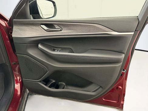 Used 2023 Jeep Grand Cherokee Limited image 35