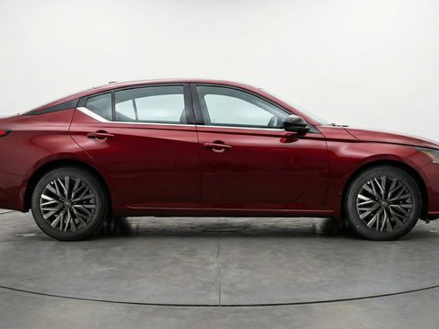 Used 2025 Nissan Altima 2.5 SV FWD image 11
