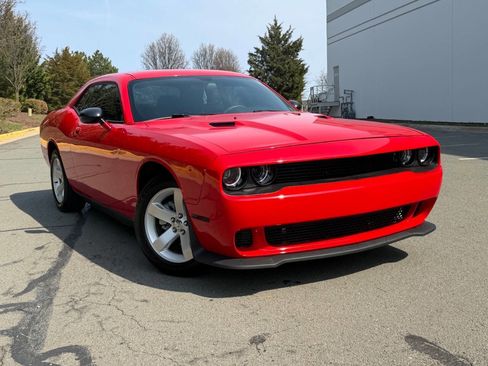 Used 2010 Dodge Challenger SE image 1