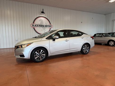 Used 2021 Nissan Versa SV image 3