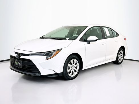 Used 2024 Toyota Corolla LE image 3
