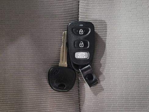 Used 2017 Hyundai Elantra SE image 32