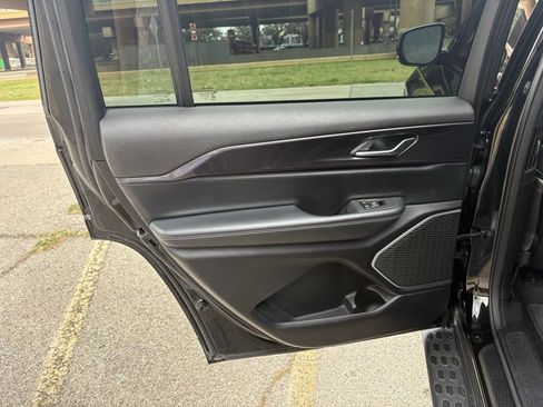 Used 2021 Jeep Grand Cherokee L Laredo image 13