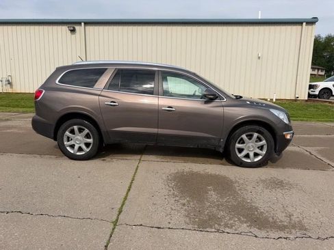 Used 2010 Buick Enclave CXL w/ Trailering Provision Package FWD image 2
