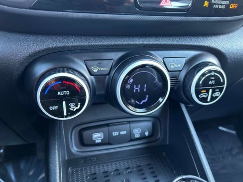 Used 2025 Hyundai Venue Limited image 29