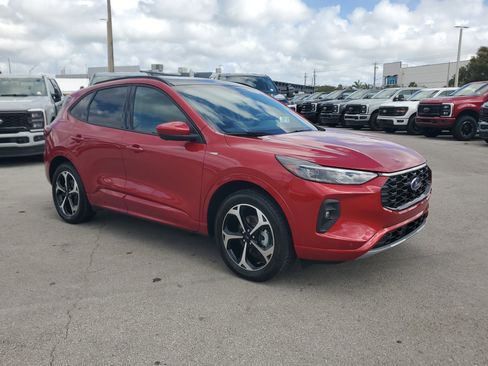 Used 2025 Ford Escape ST-Line Elite w/ Premium Technology Package image 3