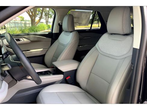 New 2025 Ford Explorer Active w/ Active Comfort Package image 9