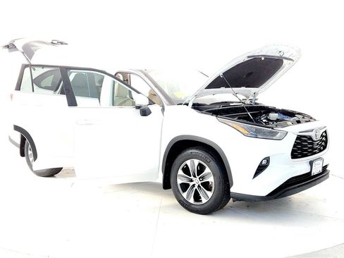 Used 2023 Toyota Highlander XLE image 12