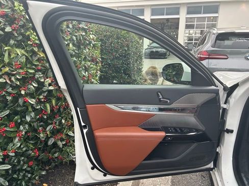 Used 2025 BMW 760i xDrive w/ Executive Package image 10