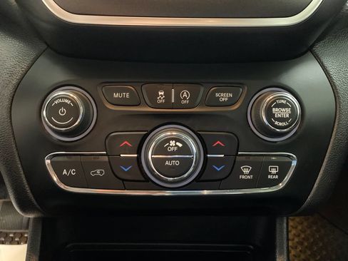 Used 2019 Jeep Cherokee Trailhawk w/ Cold Weather Group AWD/4WD image 10