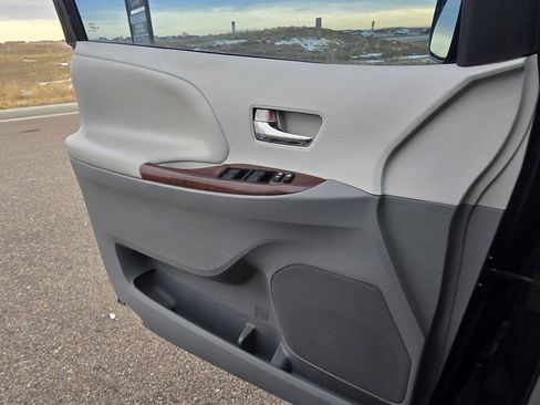 Used 2014 Toyota Sienna XLE image 14