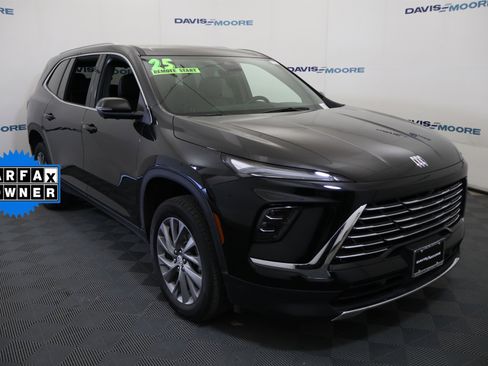 Certified 2025 Buick Enclave Preferred FWD image 3