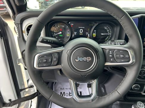 Used 2025 Jeep Wrangler Unlimited Sahara AWD/4WD image 16