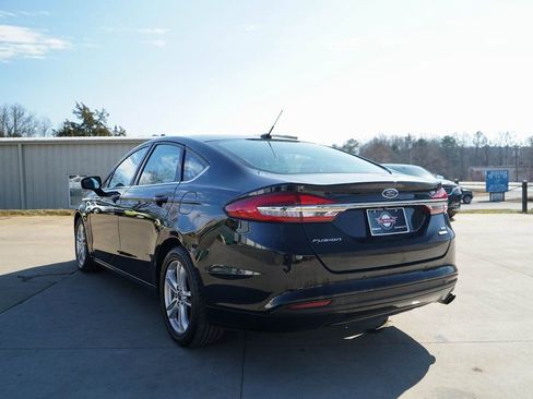 Used 2018 Ford Fusion SE w/ Fusion SE Technology Package image 4